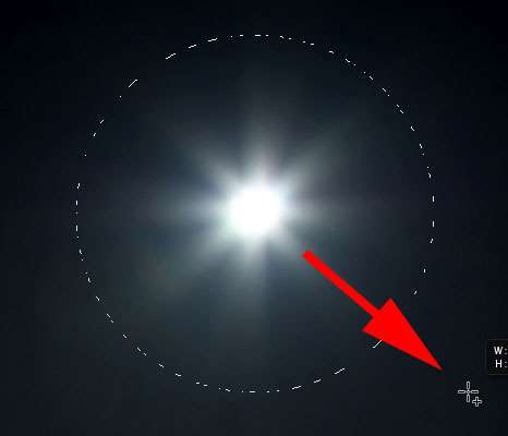 PS快速制作繁星 优图宝网 PS入门实例教程Centering the Elliptical Marquee Tool cursor inside the moon. Image ? 2013 Photoshop Essentials.com