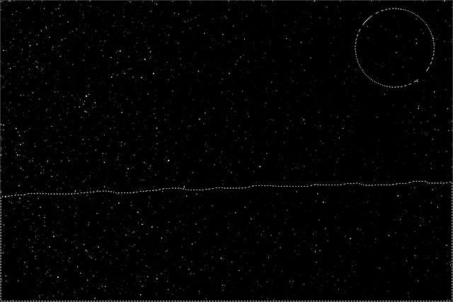 PS快速制作繁星 优图宝网 PS入门实例教程The selection outlines are visible in front of the stars. Image ? 2013 Photoshop Essentials.com