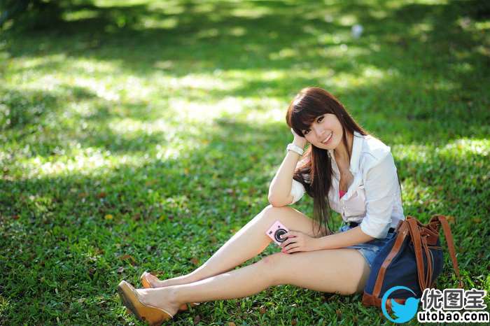 Photoshop给绿草中的美女加上梦幻的青色调