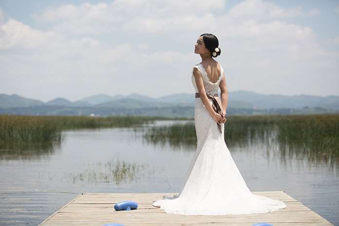 婚纱写真，简单五步调出清新的蓝色户外写真照片_www.utobao.com