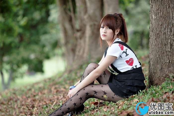 Photoshop给树林底部的美女加上梦幻的淡中性暖色